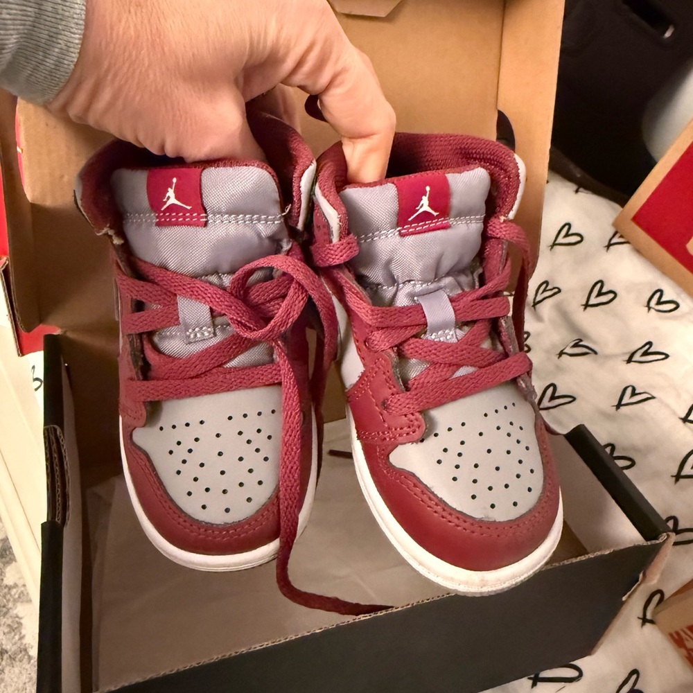 toddler boy. Nike running shoes. Size 7C